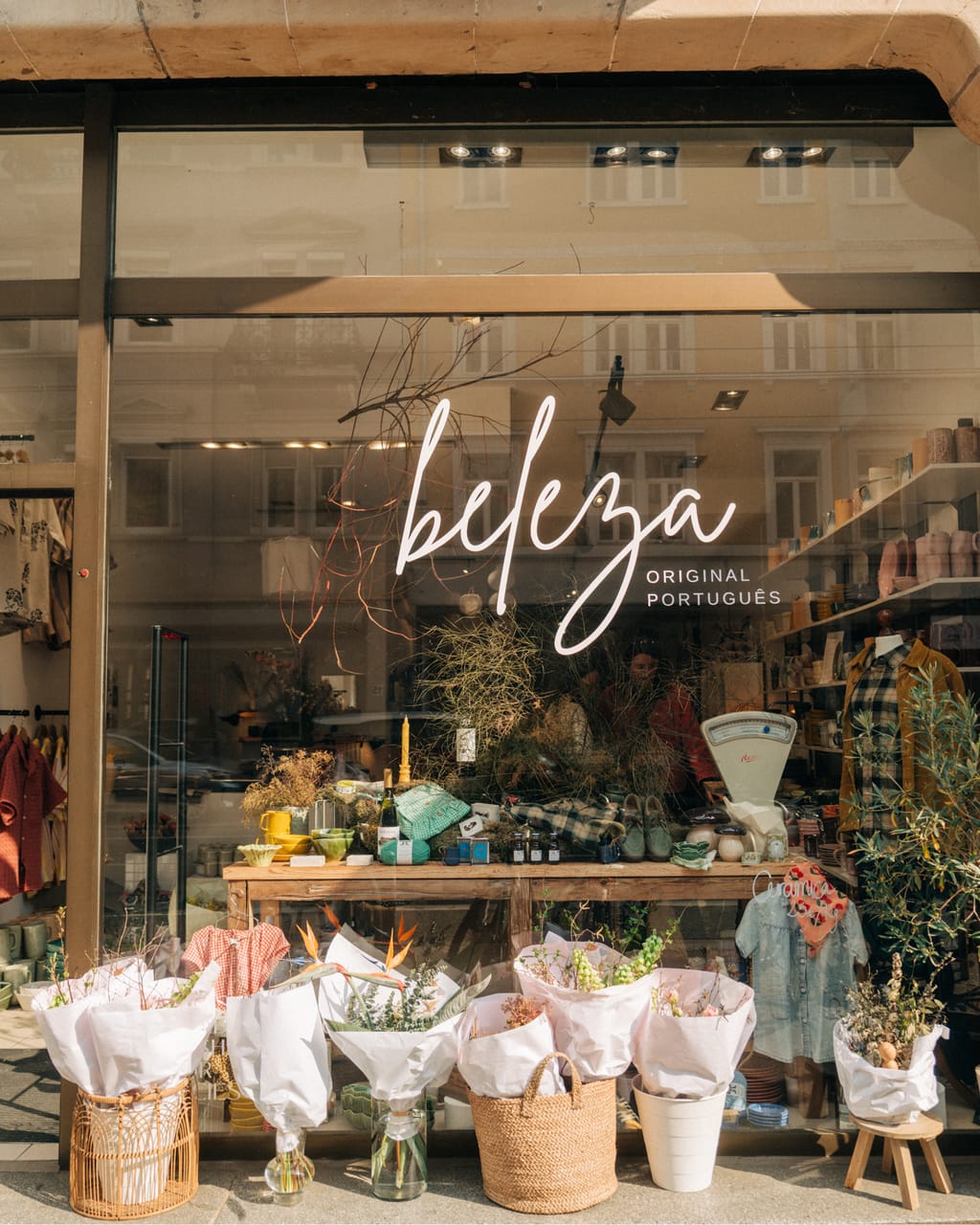 Schaufenster des Beleza Concept Store mit Sträußen in Körben